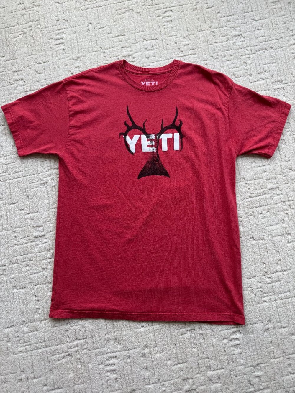 YETI Men’s XL Red Deer Antler Fish Tail Hunting Fishing Graphic T-Shirt